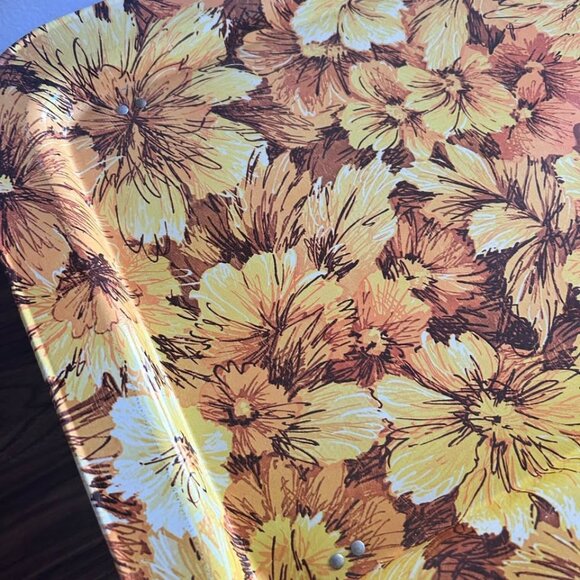 Vintage 1970s MCM Hippie Cottagecore Floral Metal TV Snack Tray with Folding Leg - Picture 6 of 10